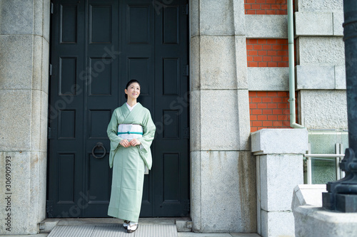 着物（夏結城紬）を着た日本人女性