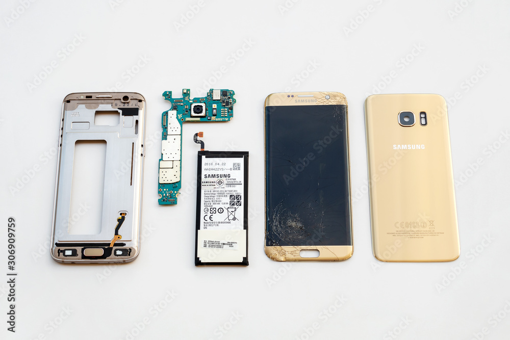 Inside disassembled broken Samsung Galaxy S7 edge foto de Stock | Adobe  Stock