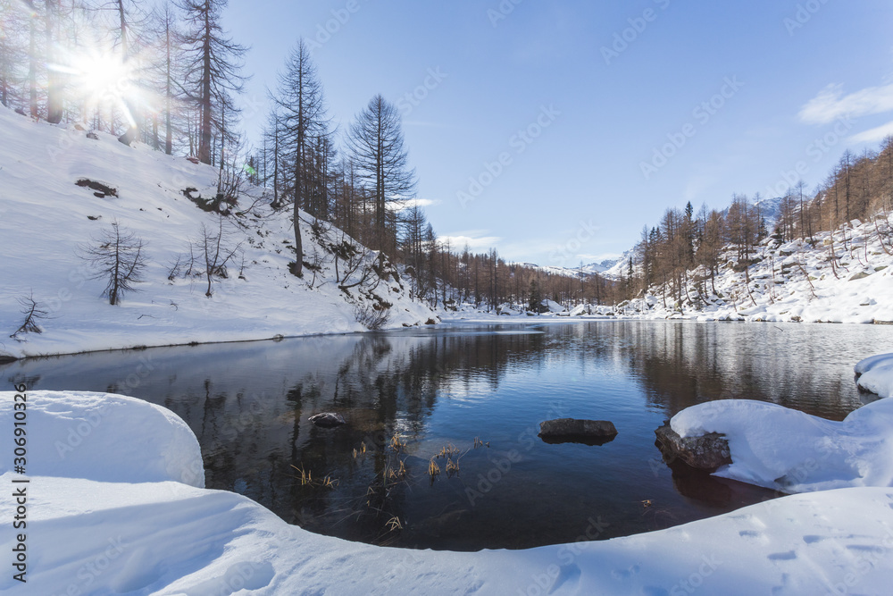 Φωτογραφία The small lake near Crampiolo known as the Lago delle Streghe, Alpe Devero, Anti