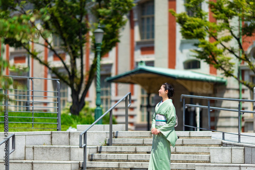 着物（夏結城紬）を着た日本人女性