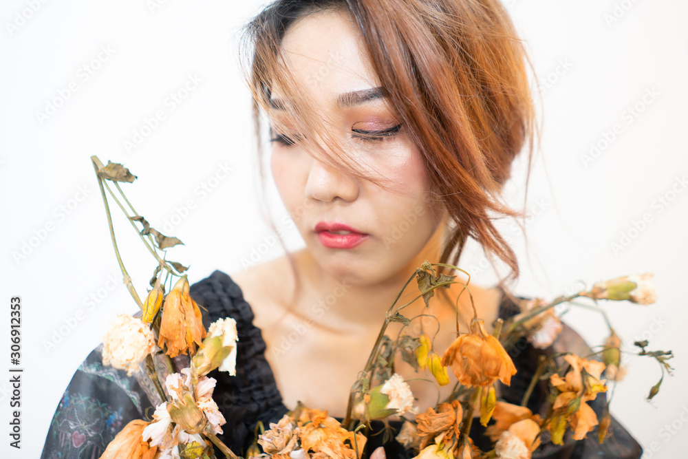 Fototapeta premium pretty asian woman holding bunch of flower