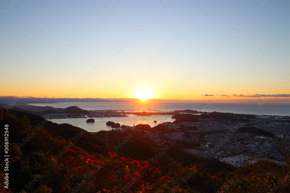 鷲尾山山頂から日の出を眺める　秋（高知県高知市）
