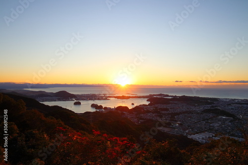 鷲尾山山頂から日の出を眺める 秋（高知県高知市）