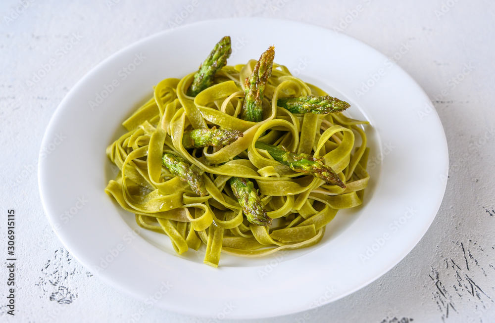 Spinach fettuccine with fried asparagus