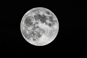 Fototapete Vollmond Leuchtender Mond am dunklen Himmel  © ryuichi niisaka