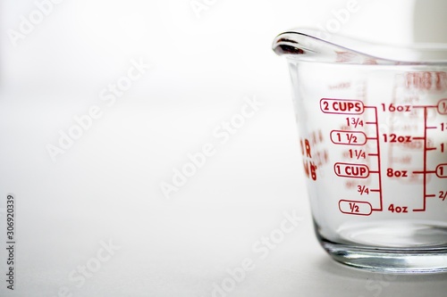 Fotografie Closeup shot of a liquid measuring cup on a white surface