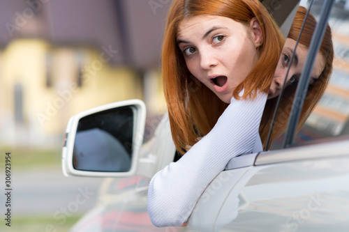 Fotografía Young woman driving a car backwards