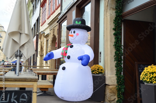 Valokuva inflatable snowman on plzen street