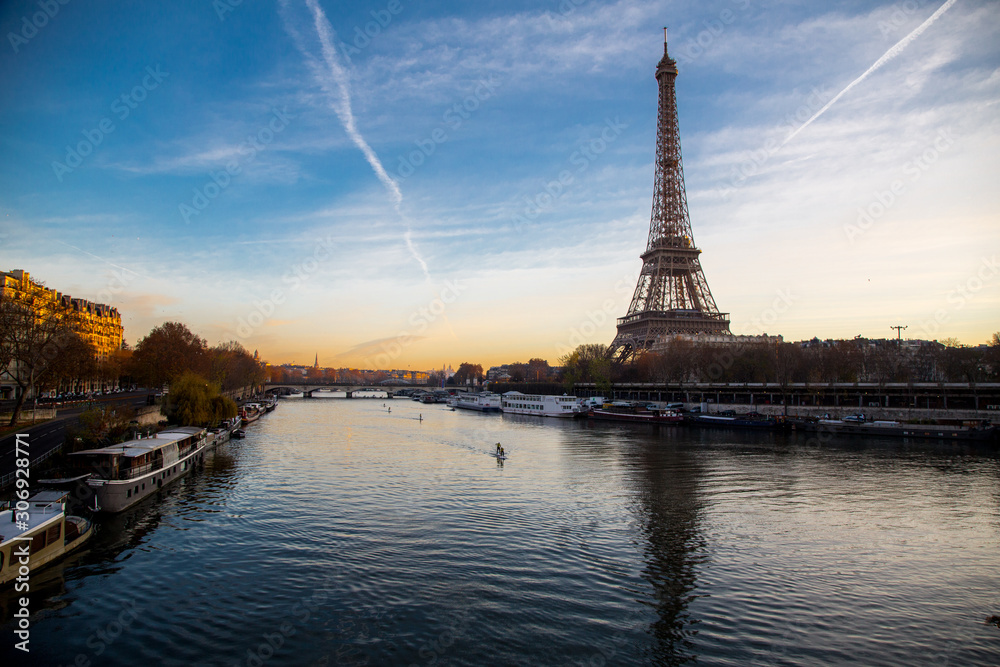 Fototapeta premium Stand up Paddle sur la seine
