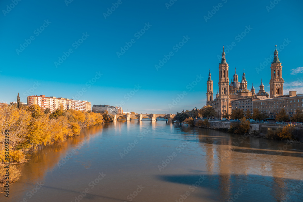 Zaragoza 29 de noviembre de 2019, River Ebro as it passes through the city of Zaragoza, Spain