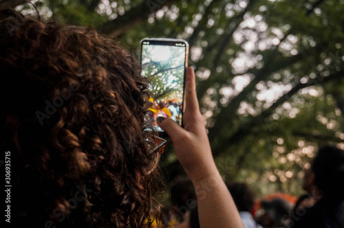 Garota fazendo uma foto com o celular