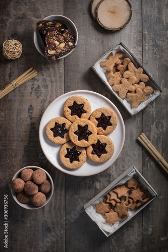 Sablés à la confiture et biscuits de Noël
