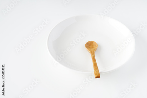 白いお皿・木のスプーン