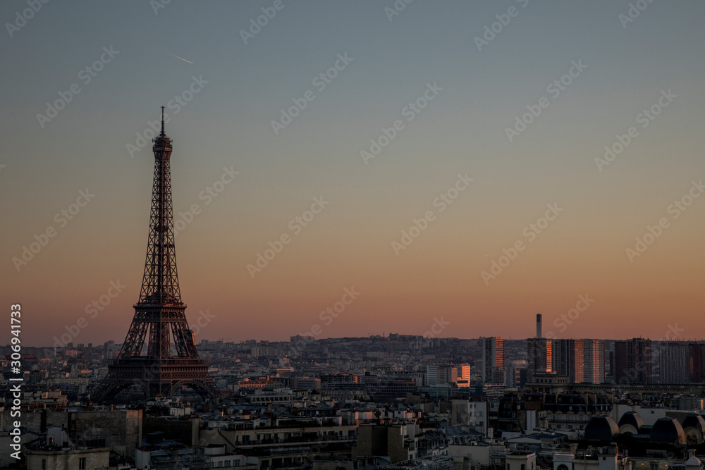 Fototapeta premium La ville de Paris shootée depuis le toit de l'Arc de Triomphe