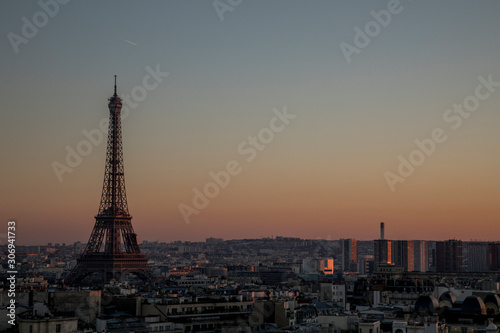 La ville de Paris shootée depuis le toit de l'Arc de Triomphe © Julian Schlosser