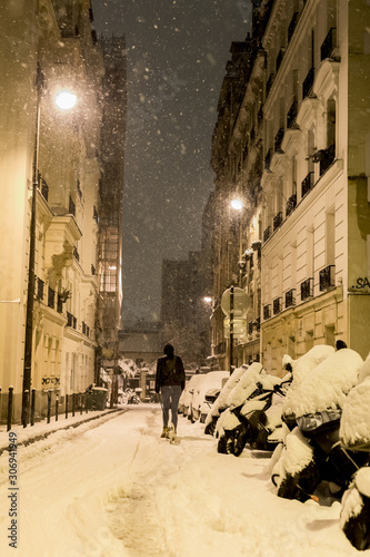 Image of nights in the city of Paris during the heavy snowfall of February 07, 2018.