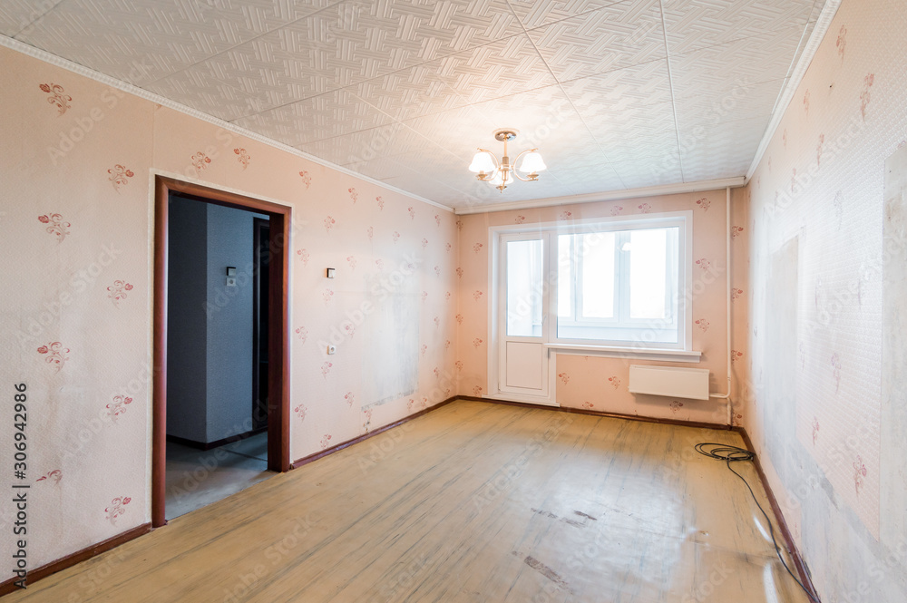 Obraz premium Russia, Moscow- August 01, 2019: interior room apartment. decrepit old careless not modern setting. cosmetic repairs required