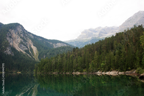 Fototapeta Naklejka Na Ścianę i Meble -  Mountains rise above the lake