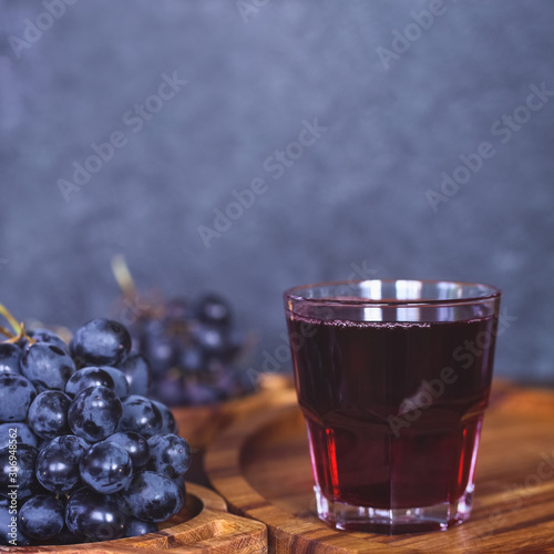 Photography glass of grape juice and grapes close-up on the table