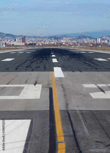 Pista de aterrizaje del aeropuerto de Barcelona con la ciudad al fondo