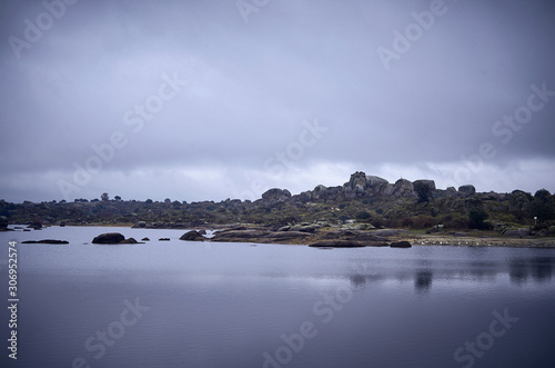 Paisaje con laguna y piedras en un día nublado que fue escenario de Juego de Tronos en Cáceres