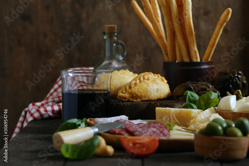 Fotografía delicious snacks and antipasti on a wooden table