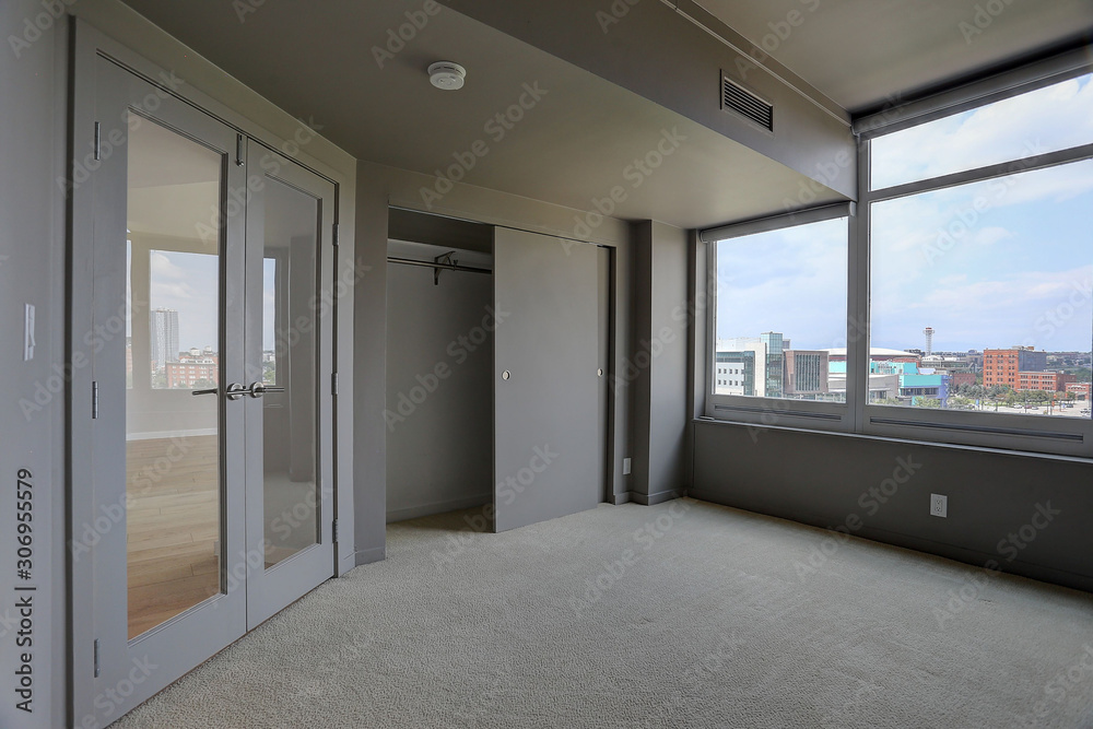 Fototapeta premium Vacant interior with French Doors and city view