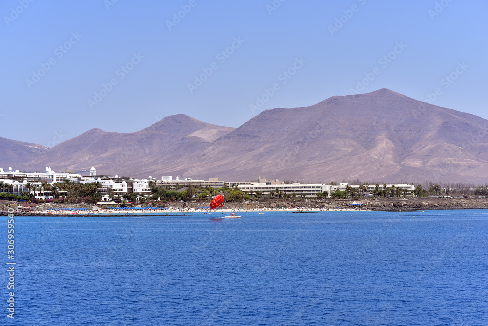 Φωτογραφία View of the Playa Blanca Harbour, mountains and Lanzarote Island from the ferry,
