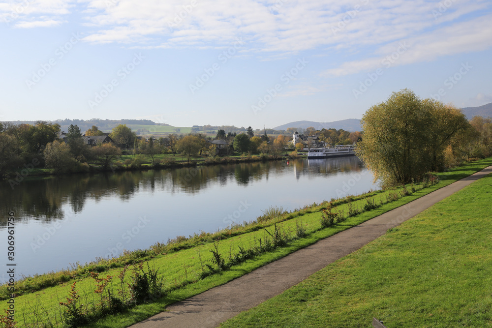 Weinbau an der Mosel: Schifffahrt auf der Mosel bei Schloss Lieser nahe Bernkastel-Kues Weinbau an der Mosel: Schifffahrt auf der Mosel bei Schloss Lieser nahe Bernkastel-Kues