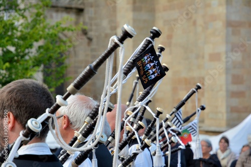 Les musiciens d'un bagad breton qui jouent de la cornemuse à Tréguier. France