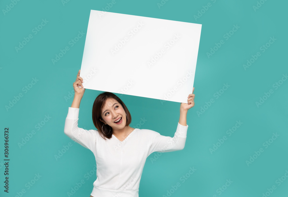 Young attractive asian woman showing and holding blank white board, Showing empty board for input your text - obrazy, fototapety, plakaty 