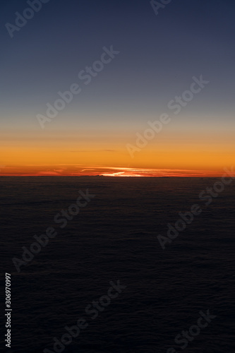 Sonnenuntergang aus Flugzeug über den Wolken