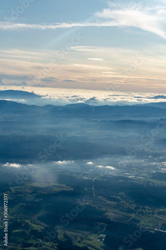 Blick aus dem Flugzeug über Wolken und Berge  © Patrick