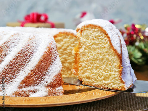 Photographie Vanilla bundt cake sliced, gugelhupf closeup on wooden platter