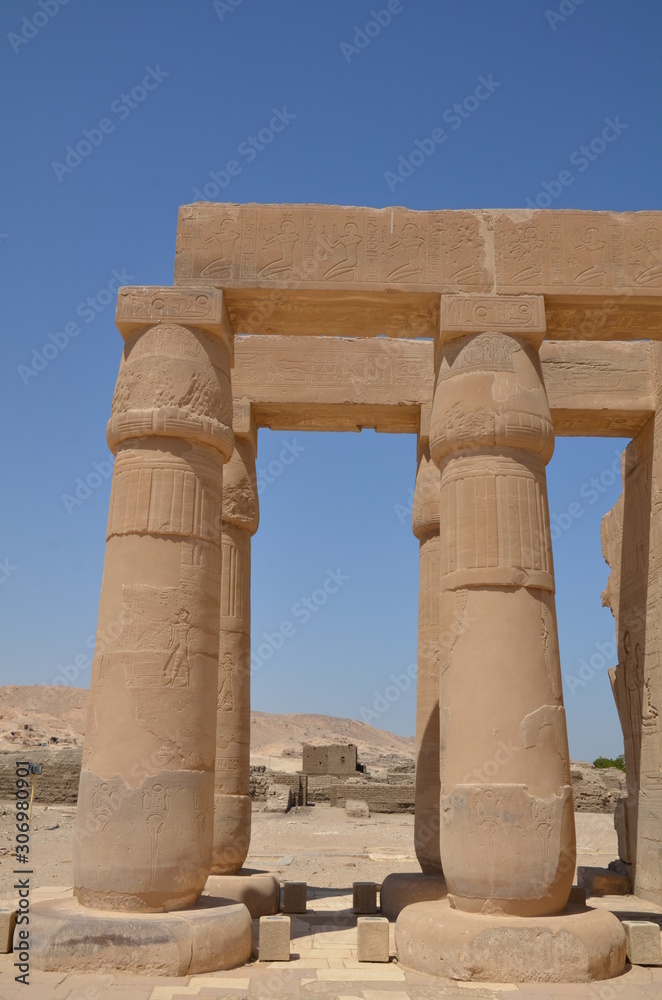 COLONNES RAMESSEUM TEMPLE FUNÉRAIRE DE RAMSES II THÈBES EGYPTE COLONNES RAMESSEUM TEMPLE FUNÉRAIRE DE RAMSES II THÈBES EGYPTE