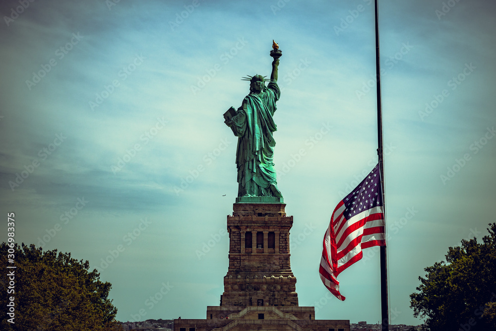 Obraz premium Back view of liberty statue from museum