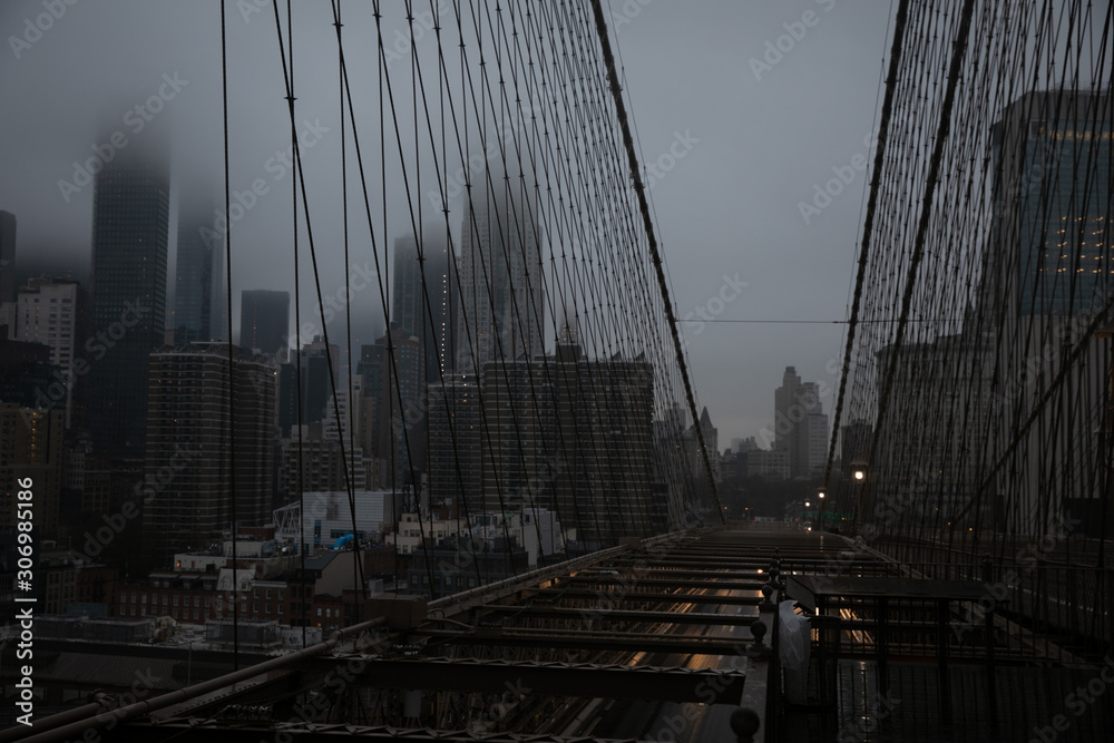 Fototapeta premium Brooklyn bridge under the rain and mist
