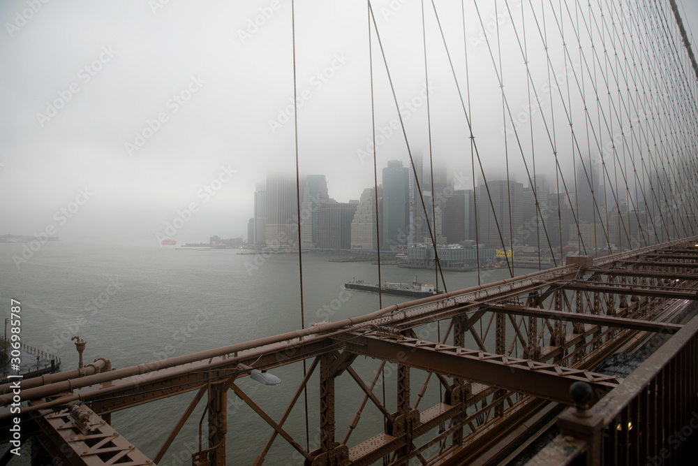 Fototapeta premium Brooklyn bridge under the rain and mist