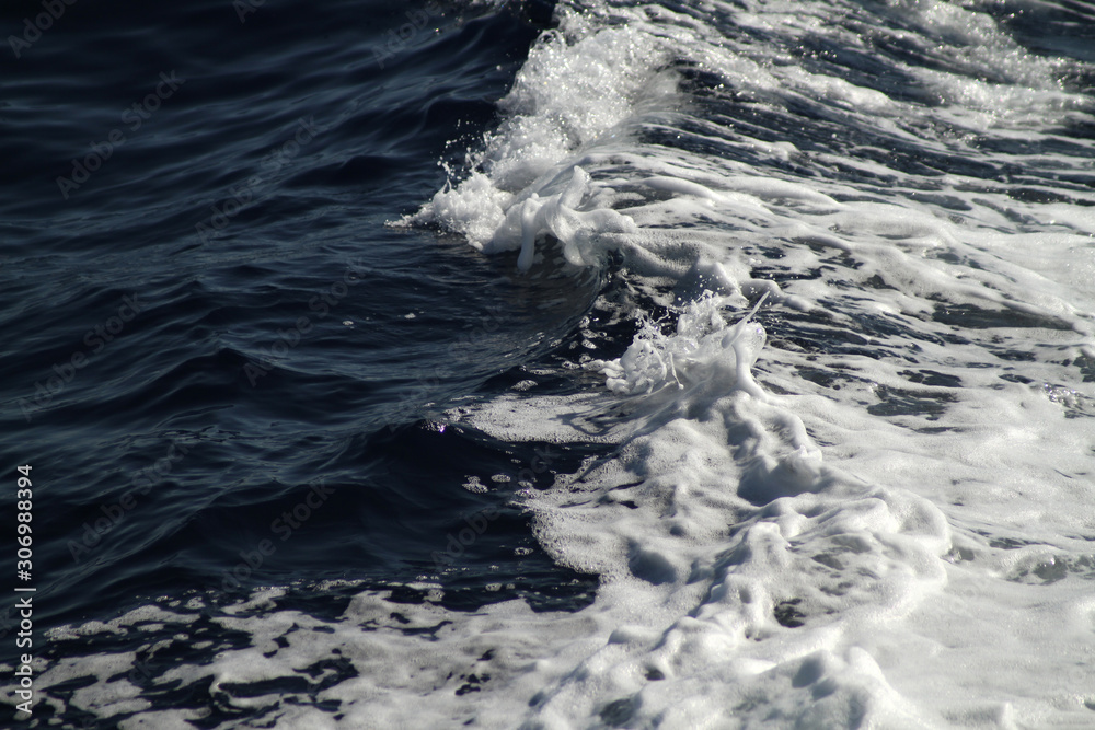 Weisser Schaum und Wellen auf der Wasseroberfläche im Meer. Gischt am Ozean bei einer Fahrt mit dem Schiff. Wasser in Bewegung. Fluten 6