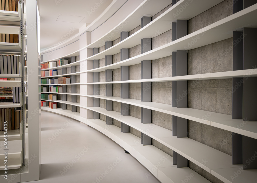 Obraz premium Empty bookshelves from a new library building