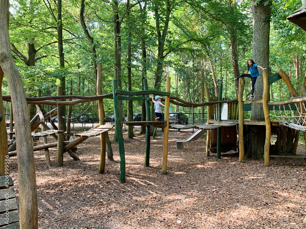Kinder spielen auf einem Spielplatz in Bad Freienwalde Kinder spielen auf einem Spielplatz in Bad Freienwalde