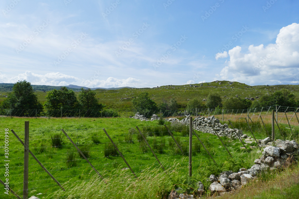 Wiesen, Felder und Hügel in den Highlands von Schottland