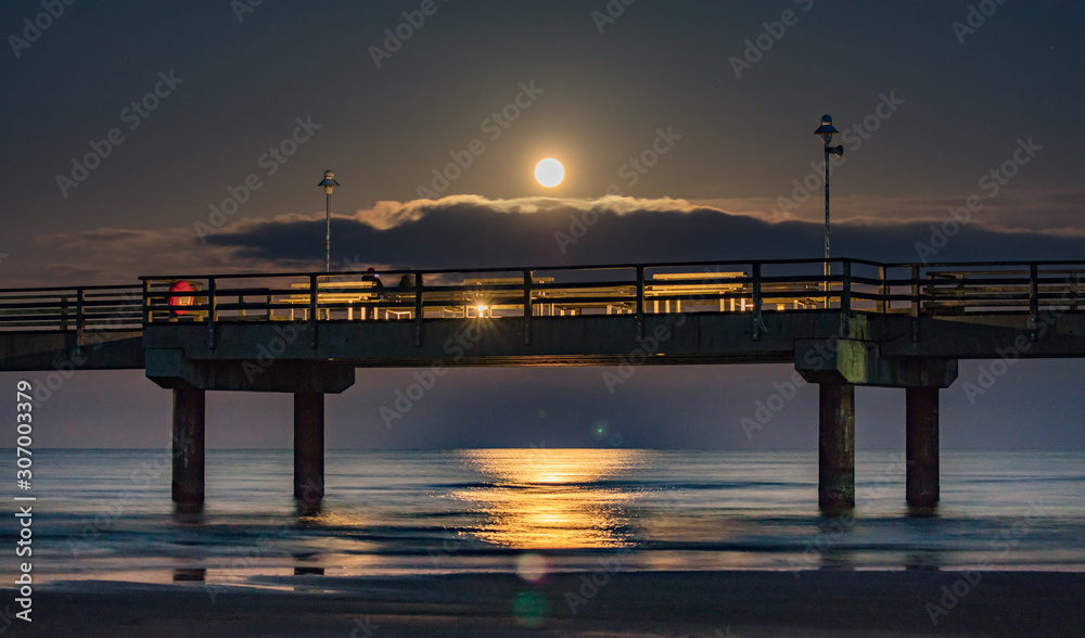 Fototapeta premium seebrücke bei nacht
