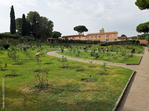 Roma - Turisti al roseto superiore photo