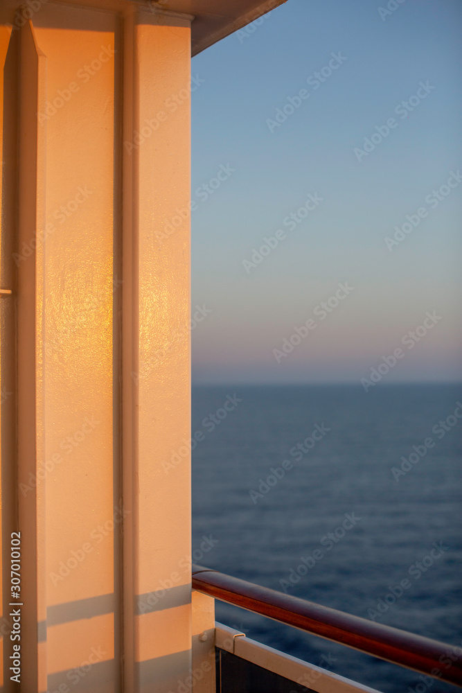 lumière du coucher de soleil sur le pont d'un bateau de croisière lumière du coucher de soleil sur le pont d'un bateau de croisière