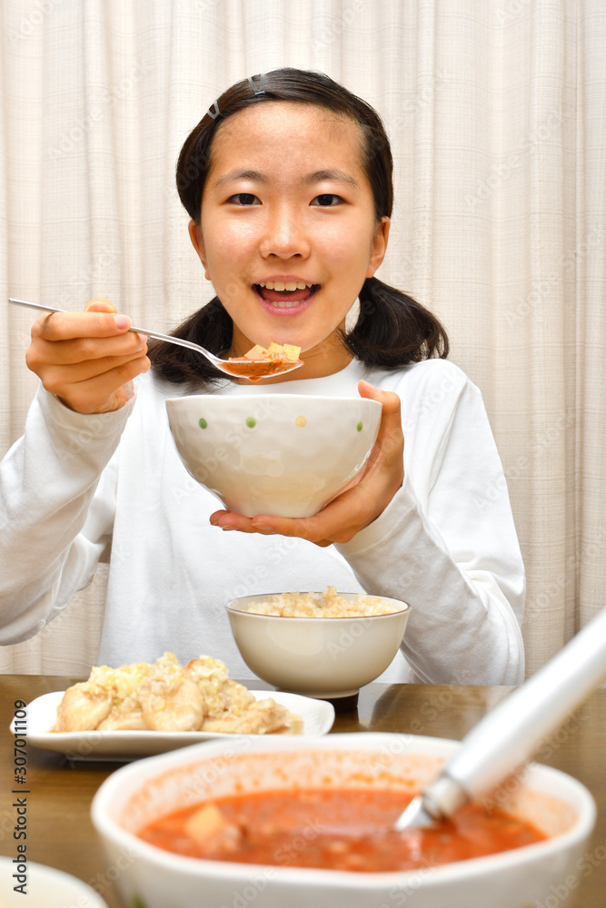 ご飯を食べる女の子 ご飯を食べる女の子