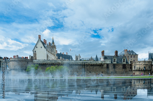 Chateau des ducs de Bretage à Nantes et reflet dans le miroir d'eau