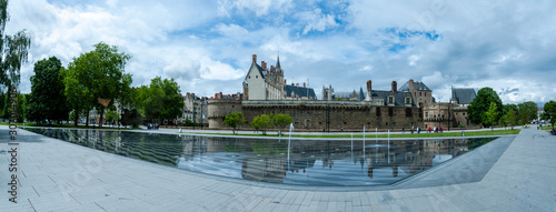 Chateau des ducs de Bretagne et miroir d'eau photo