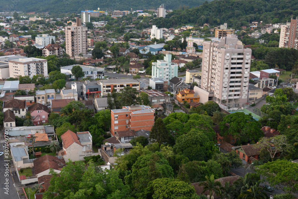Obraz premium Novo Hamburgo, Rio Grande do Sul, Brazil: 21 .11 .2019: view of the city Novo Hamburgo from totel swan 
