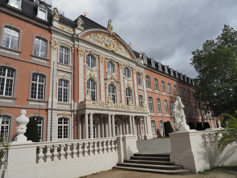 Das Kurfürstliche Palais in der Stadt Trier war vom 17. Jahrhundert bis 1794 Residenz der Trierer Kurfürsten, das heißt der Trierer Erzbischöfe. 